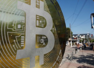 Fotografía de archivo en donde se ve el símbolo de bitcóin. Foto La Hora: EFE