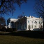 El Servicio Secreto de Estados Unidos informó este domingo de que sus agentes dispararon la noche del sábado a un hombre armado en las inmediaciones de la Casa Blanca, tras una "confrontación". Foto La Hora: EFE.