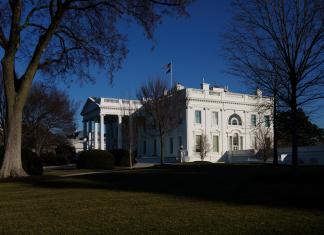 El Servicio Secreto de Estados Unidos informó este domingo de que sus agentes dispararon la noche del sábado a un hombre armado en las inmediaciones de la Casa Blanca, tras una "confrontación". Foto La Hora: EFE.