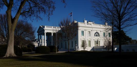 El Servicio Secreto de Estados Unidos informó este domingo de que sus agentes dispararon la noche del sábado a un hombre armado en las inmediaciones de la Casa Blanca, tras una "confrontación". Foto La Hora: EFE.