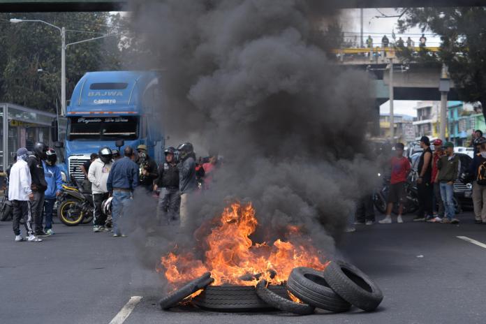 Uno de los puntos bloqueados es el Anillo Periférico, bajo el puente Bethania. Foto: La Hora / José Orozco.