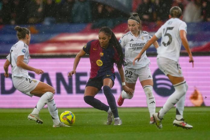 El Real Madrid derrota al Barcelona y conquista su primer clásico femenino