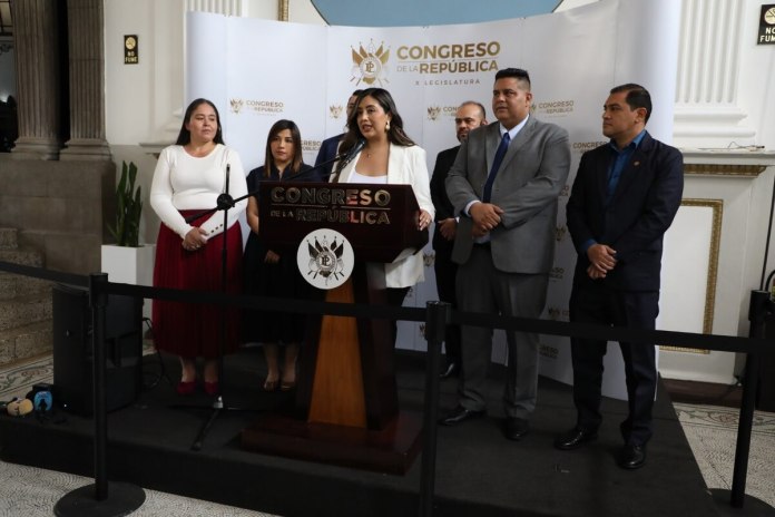 La diputada Alexandra Ajcip junto a colegas impulsan otra iniciativa de ley para acceso a medicamentos. Foto: Congreso de la República