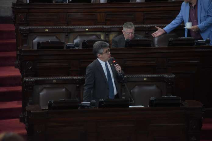 El ministro de Salud, Joaquín Barnoya, en la tercera sesiónde interpelación. Foto: La Hora / José Orozco