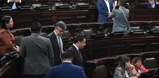 El ministro de Salud, Joaquín Barnoya, ingresa al Hemiciclo, para continuar con la interpelación. Foto: La Hora / Daniel Ramírez