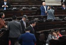 Interpelación a ministro de Salud se detiene por juego de asistencia de diputados El ministro de Salud, Joaquín Barnoya, ingresa al Hemiciclo, para continuar con la interpelación. Foto: La Hora / Daniel Ramírez