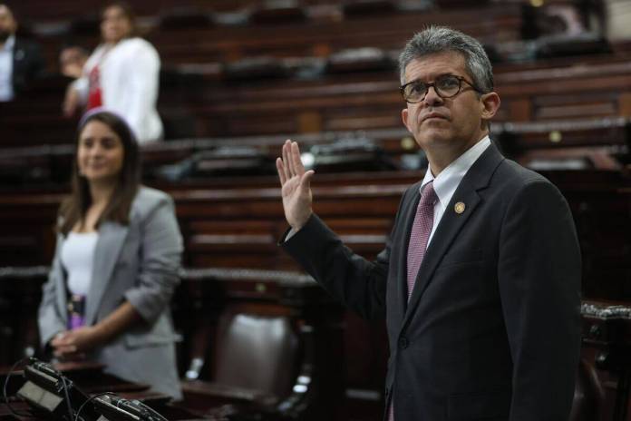 El ministro de Salud, Joaquín Barnoya, se mantiene en monitoreo por casos de sarampión. Foto: Congreso de la República