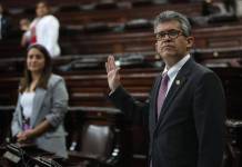 El ministro de Salud, Joaquín Barnoya, se mantiene en monitoreo por casos de sarampión. Foto: Congreso de la República