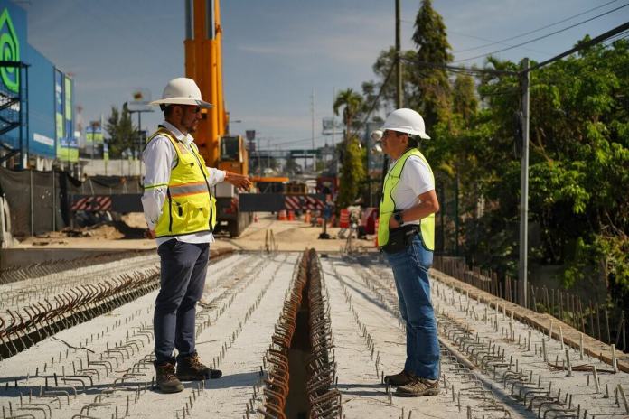 Mighel Ángel Díaz, ministro de Comunicaciones supervisa trabajos en estructura del puente del kilómetro 17 al sur del país. Foto: Ministerio de Comunicaciones