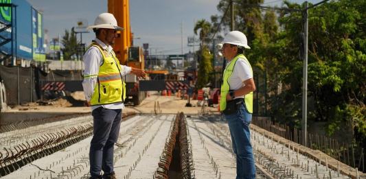 Mighel Ángel Díaz, ministro de Comunicaciones supervisa trabajos en estructura del puente del kilómetro 17 al sur del país. Foto: Ministerio de Comunicaciones