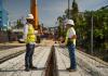 Mighel Ángel Díaz, ministro de Comunicaciones supervisa trabajos en estructura del puente del kilómetro 17 al sur del país. Foto: Ministerio de Comunicaciones