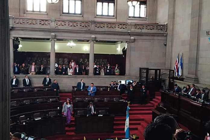 El diputado Bequer Chocooj pudo iniciar la interpelación al ministro de Salud, Joaquín Barnoya. Foto: La Hora