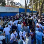 Salubristas en una manifestación en marzo de 2022 frente a las instalaciones del Hospital Roosevelth. Foto: La Hora / Archivo.