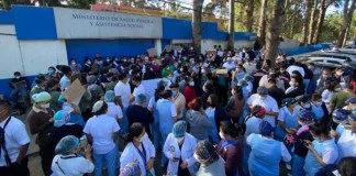 Salubristas en una manifestación en marzo de 2022 frente a las instalaciones del Hospital Roosevelth. Foto: La Hora / Archivo.