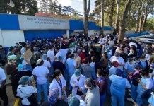 Salud obtiene amparo que ordena a sindicalistas abstenerse de bloqueos y toma de hospitales por descontento Salubristas en una manifestación en marzo de 2022 frente a las instalaciones del Hospital Roosevelth. Foto: La Hora / Archivo.