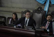 El tercer vicepresidente del Congreso, Kevyn Escobar, inició la plenaria de este 25 de marzo. Foto: La Hora / José Orozco