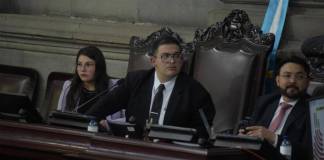 El tercer vicepresidente del Congreso, Kevyn Escobar, inició la plenaria de este 25 de marzo. Foto: La Hora / José Orozco