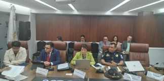 El viceministro de Transportes, Fernando Suriano, y la titular de la Dirección General de Transportes, Elizabeth Velásquez, en una citación en el Congreso. Foto: La Hora