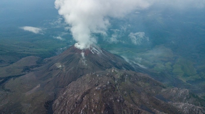 Debido a la actividad del volcán Santiaguito, autoridades han monitoreado los cultivos de siete municipios ante la caída de ceniza volcánica.