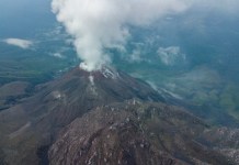 Debido a la actividad del volcán Santiaguito, autoridades han monitoreado los cultivos de siete municipios ante la caída de ceniza volcánica.