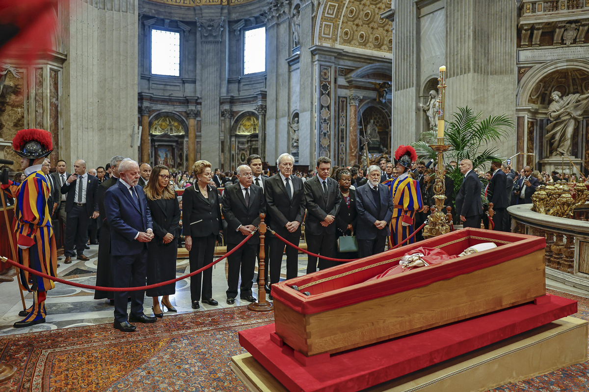 Autoridades del Vaticano dan inicio al cierre del féretro del Papa Francisco