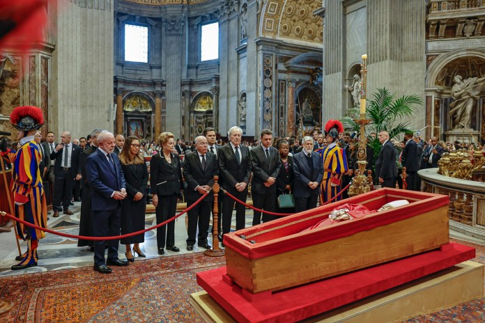 Fotografía cedida por la Presidencia de Brasil que muestra el presidente brasileño, Luiz Inácio Lula da Silva en la Basílica de San Pedro (Ciudad del Vaticano). Foto La Hora: EFE