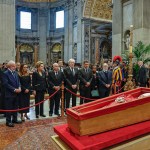 Fotografía cedida por la Presidencia de Brasil que muestra el presidente brasileño, Luiz Inácio Lula da Silva en la Basílica de San Pedro (Ciudad del Vaticano). Foto La Hora: EFE