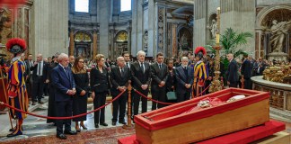 Fotografía cedida por la Presidencia de Brasil que muestra el presidente brasileño, Luiz Inácio Lula da Silva en la Basílica de San Pedro (Ciudad del Vaticano). Foto La Hora: EFE