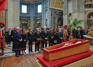 Fotografía cedida por la Presidencia de Brasil que muestra el presidente brasileño, Luiz Inácio Lula da Silva en la Basílica de San Pedro (Ciudad del Vaticano). Foto La Hora: EFE