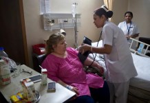 En las fechas festivas, los pacientes que sufren de hipertensión y otras enfermedades crónicas, suelen descompensarse. Foto La Hora: Archivo.