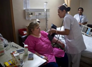 En las fechas festivas, los pacientes que sufren de hipertensión y otras enfermedades crónicas, suelen descompensarse. Foto La Hora: Archivo.