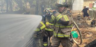 Bomberos voluntarios realizan trabajos de sofocamiento en una vivienda ubicada en la aldea Lo de Coy. Foto La Hora: CVB