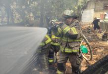 En imágenes: Socorristas sofocan incendio en vivienda que almacenaba materiales de construcción Bomberos voluntarios realizan trabajos de sofocamiento en una vivienda ubicada en la aldea Lo de Coy. Foto La Hora: CVB