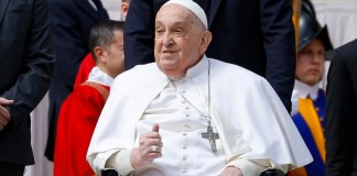 El papa Francisco en la Plaza de San Pedro del Vaticano, al término de la misa del Domingo de Ramos. Foto La Hora: EFE