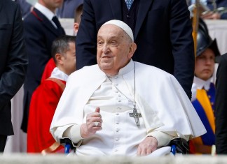 El papa Francisco en la Plaza de San Pedro del Vaticano, al término de la misa del Domingo de Ramos. Foto La Hora: EFE