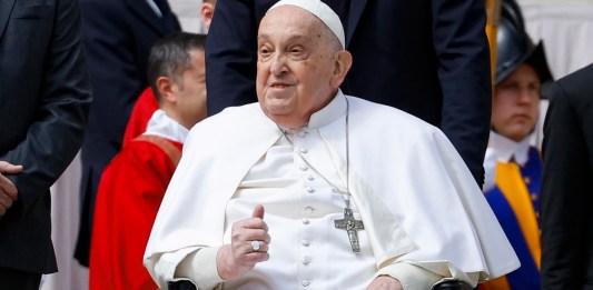 El papa Francisco en la Plaza de San Pedro del Vaticano, al término de la misa del Domingo de Ramos. Foto La Hora: EFE