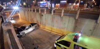 Pickup cae en paso a desnivel en bulevar Los Próceres Accidente de transito en bulevar Los Próceres. Foto: CBM