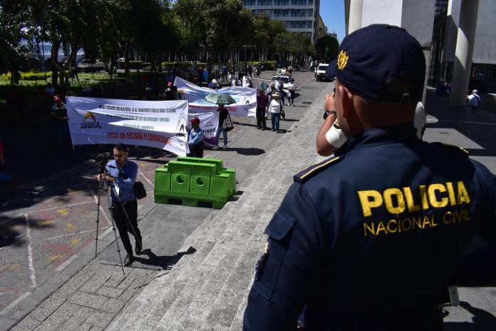 Agentes de la Policía Nacional Civil (PNC), en acompañamiento a la manifestación en zona 1 de Codeca.