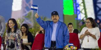 Presidente de Nicaragua Daniel Ortega (c) junto a su esposa Rosario Murillo. Foto La Hora: EFE.