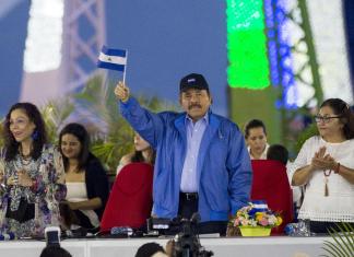 Presidente de Nicaragua Daniel Ortega (c) junto a su esposa Rosario Murillo. Foto La Hora: EFE.