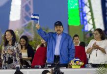 Organizaciones denuncian régimen de Daniel Ortega en Nicaragua por muerte de opositor Presidente de Nicaragua Daniel Ortega (c) junto a su esposa Rosario Murillo. Foto La Hora: EFE.