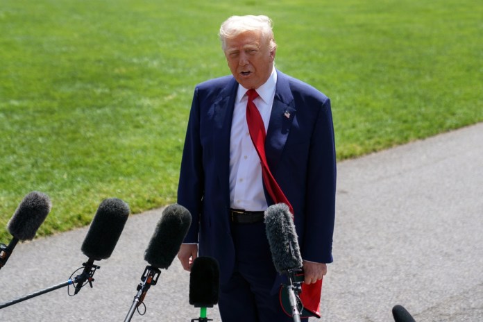 El presidente de EE. UU., Donald Trump, habla con los medios en el jardín sur de la Casa Blanca. Foto La Hora: EFE