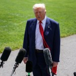 El presidente de EE. UU., Donald Trump, habla con los medios en el jardín sur de la Casa Blanca. Foto La Hora: EFE