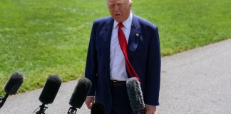El presidente de EE. UU., Donald Trump, habla con los medios en el jardín sur de la Casa Blanca. Foto La Hora: EFE