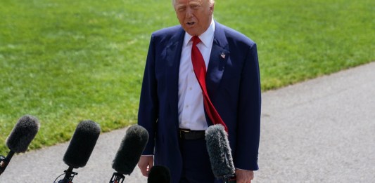 El presidente de EE. UU., Donald Trump, habla con los medios en el jardín sur de la Casa Blanca. Foto La Hora: EFE