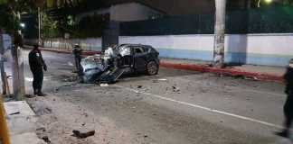 Socorristas rescataron a una persona que tras accidentarse quedaría atrapada dentro de su vehículo, esto en la Calzada San Juan.