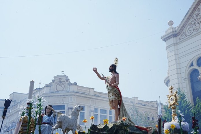 La imagen de Jesucristo Resucitado es cargada en hombros por fieles católicos: Foto La Hora: Parroquia Nuestra Señora de los Remedios.
