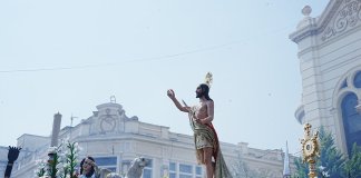 La imagen de Jesucristo Resucitado es cargada en hombros por fieles católicos: Foto La Hora: Parroquia Nuestra Señora de los Remedios.