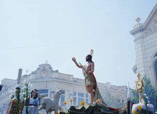 La imagen de Jesucristo Resucitado es cargada en hombros por fieles católicos: Foto La Hora: Parroquia Nuestra Señora de los Remedios.