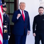 Fotografía de archivo del 28 de febrero de 2025 del presidente de Estados Unidos, Donald Trump (i), posando junto al presidente ucraniano, Volodymyr Zelensky, en la Casa Blanca. Foto La Hora: EFE